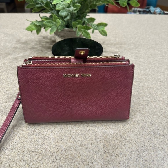 MICHAEL Michael Kors Accessories - Michael Kors Adele Leather Smartphone Wallet